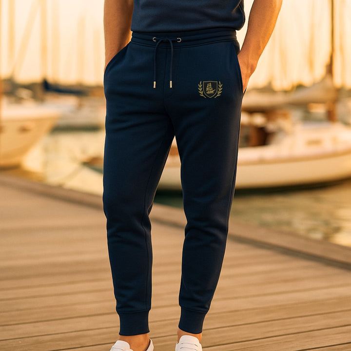 Mariluma Insignia Jogger – Biologisch Katoenen Sweatpants met Geborduurd Logo