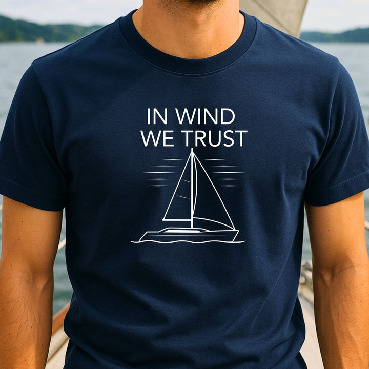 In Wind vertrouwen we - Unisex Premium Bio Shirt