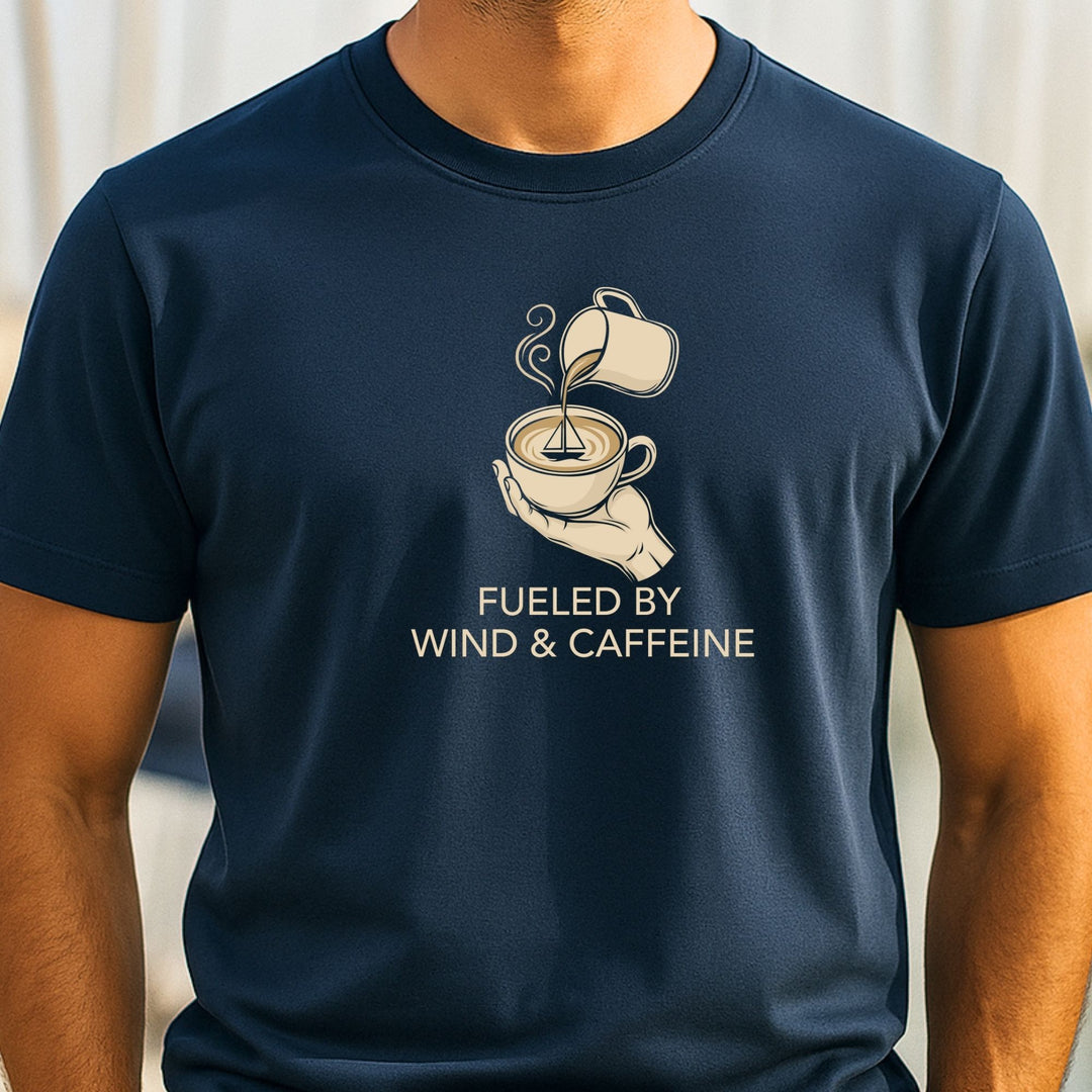 Aangedreven door Wind & Cafeïne – Unisex Premium Bio Shirt