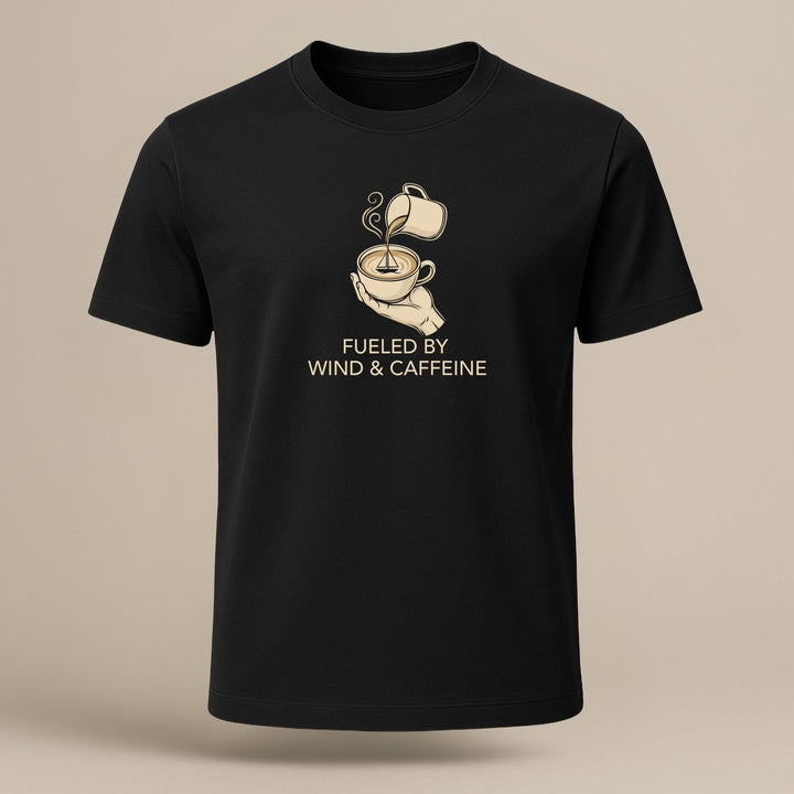 Aangedreven door Wind & Cafeïne – Unisex Premium Bio Shirt