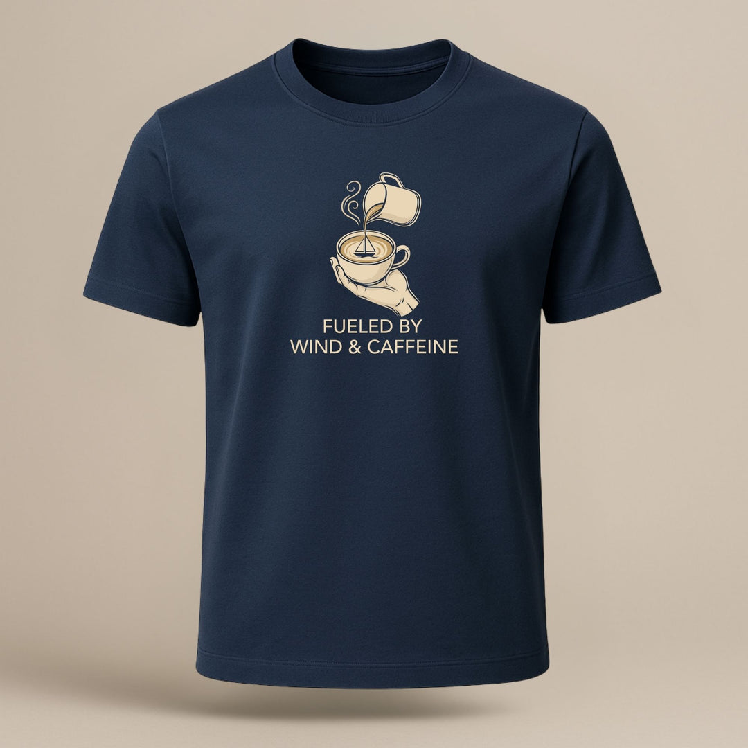 Aangedreven door Wind & Cafeïne – Unisex Premium Bio Shirt