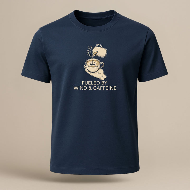 Aangedreven door Wind & Cafeïne – Unisex Premium Bio Shirt
